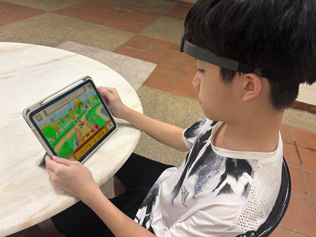 20250318_Digi Thera_3_Training_Boy with SB2_640x480_JP
