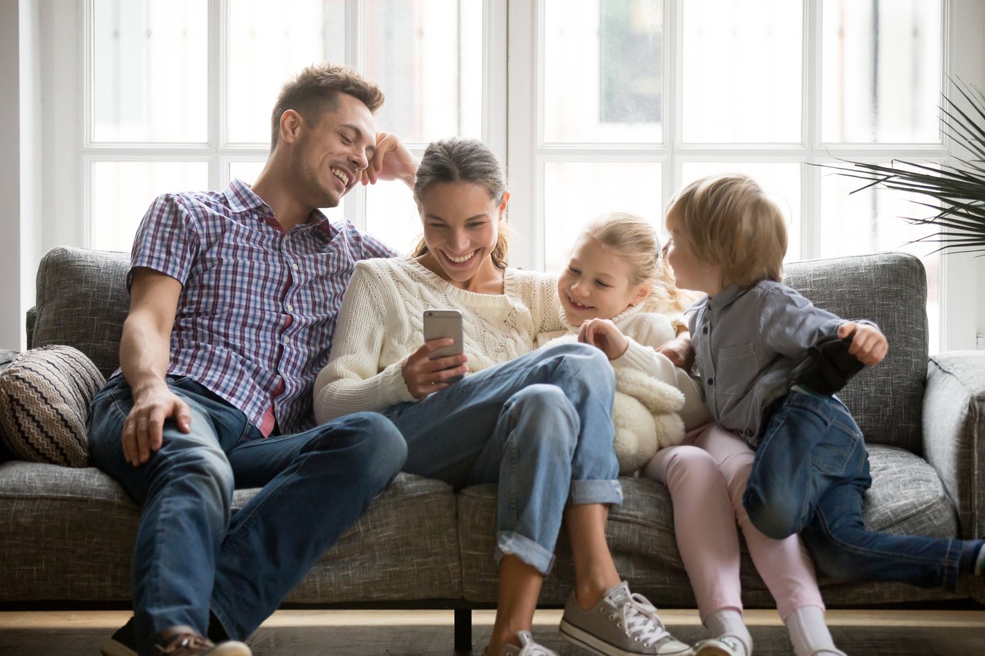 Счастливая семья. Ребенок в семье. Семья с тремя детьми. Семейная фотосессия на диване. Parents html