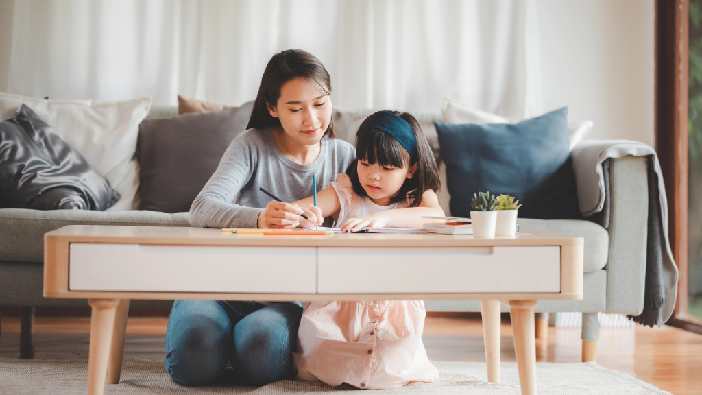 勉強に集中する小学生の子どもと母親