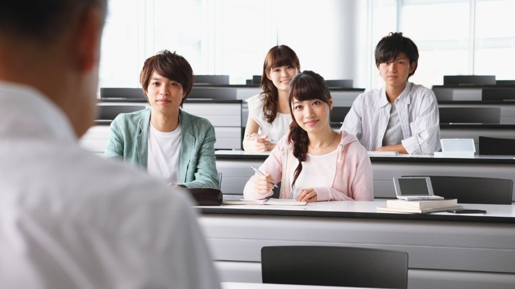 講義に集中する学生たち