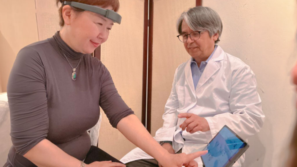ホールネス社中川氏がNeeuroのSenzeBandとMemorieでトレーニングを行う様子